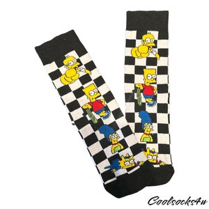 Calcetines deportivos amarillos retro con dibujos animados – Estampado de tablero de ajedrez – Regalo divertido con personaje animado