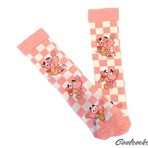 Calcetines retro de gato rosa – Calcetines de cuadros inspirados en dibujos animados – Regalo unisex divertido