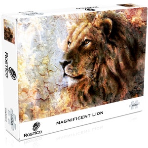 Può includere: Un puzzle da 1000 pezzi che presenta un primo piano del viso di un leone. Il leone è raffigurato in uno stile realistico con una criniera marrone dorata e uno sfondo testurizzato.