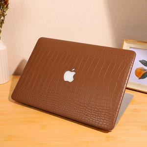 Clay Brown Crocodile Print Leather Hard Case for MacBook 13.6&quot; M2 Air A2681 2022 13 Pro A2338 Macbook Pro 13 14 15 16 A2485 Air 13 12 Laptop