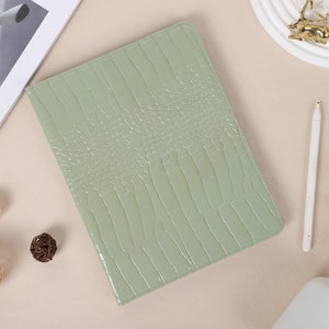 Matcha krokodillenprint gepersonaliseerde iPad-hoes met pennenhouder voor iPad Air4/5,iPad10/9/8,iPad 10.2/10.5/10.9/11/12.9,iPad Pro2022/2021