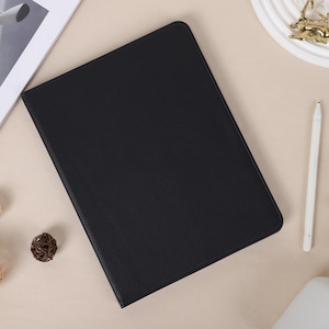 Obsidian ブラックレザー パーソナライズ iPad ケース ペンホルダー付き iPad Air4/5、iPad10/9/8、iPad 10.2/10.5/10.9/11/12.9、iPad Pro2022/2021 カバー用