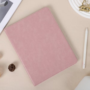 Melkroze leren gepersonaliseerde iPad-hoes met pennenhouder voor iPad Air4/5, iPad 10/9/8, iPad 10.2/10.5/10.9/11/12,9, iPad Pro 2022/2021 hoes