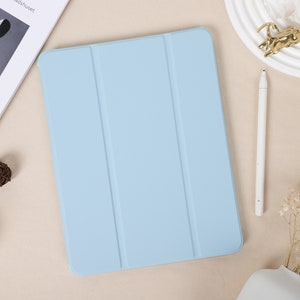 Snoepblauwe gepersonaliseerde iPad-hoes met pennenhouder voor iPad Air 4/5, iPad 10/9/8, iPad 10,2"/10,5"/10,9''/11"/12,9, iPad Pro 2022/2021 hoes