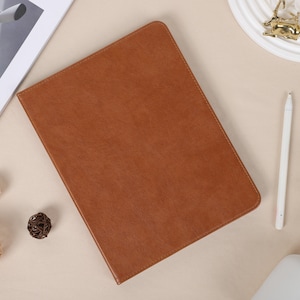 Étui personnalisé en cuir marron clair avec porte-stylo pour iPad Air4/5, iPad 10/9/8, iPad 10.2/10,5/10,9/11/12,9, iPad Pro 2022/2021
