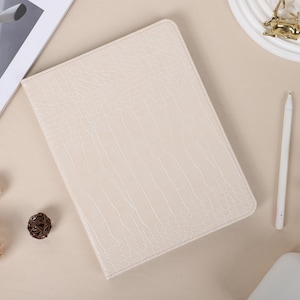 Crèmekleurige gepersonaliseerde iPad-hoes met krokodillenprint en pennenhouder voor iPad Air4/5,iPad 10/9/8,iPad 10.2/10.5/10.9/11/12.9, iPad Pro2022/2021 hoes