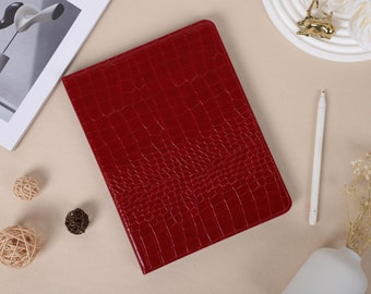 Étui pour iPad personnalisé à imprimé crocodile rouge avec porte-stylo pour iPad Air 4/5, iPad 10/9/8, iPad 10,2/10,5/10,9/11/12,9, coque iPad Pro 2022/2021