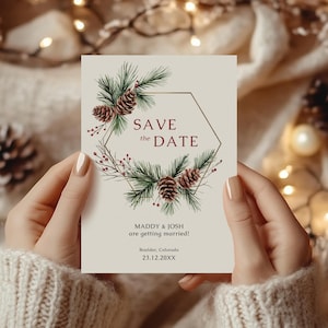 Modèle d'invitation avec réserve de date de mariage de Noël, carte d'invitation avec réserve de date verdure, pomme de pin à feuilles persistantes rustique, mariage d'hiver - CH7