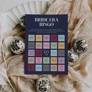 K&ouml;nnte beinhalten: Eine blaue und wei&szlig;e Bingokarte mit dem Titel "Bride Era Bingo". Die Karte hat 25 Felder mit verschiedenen Aufforderungen, die sich auf eine Braut beziehen, wie z. B. "Schwarz tragen", "ein Tattoo haben", "ein Kleid tragen", "&uuml;ber 30 Jahre alt sein" und "aus der Ferne kommen".
