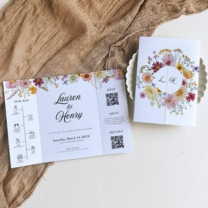 Convite de casamento dobrável com flores prensadas Canva, convite de casamento dobrável com três dobras de flores silvestres secas, código QR, modelo de linha do tempo para impressão - PF1