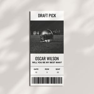 Puede incluir: Diseño de boleto en blanco y negro con el texto "DRAFT PICK" en la parte superior. El boleto presenta un casco de fútbol en un campo y el texto "OSCAR WILSON WILL YOU BE MY BEST MAN?" con información de puerta, fila y asiento.