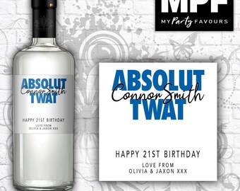 Puede incluir: Una tarjeta blanca con texto azul que dice "ABSOLUT Connor Smith TWAT" y "HAPPY 21ST BIRTHDAY LOVE FROM OLIVIA & JAXON XXX". Una botella de vidrio transparente con una etiqueta blanca que dice "ABSOLUT Connor Smith TWAT" y "HAPPY 21ST BIRTHDAY LOVE FROM OLIVIA & JAXON XXX".