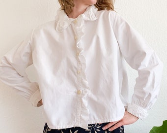 Blusa vintage de encaje de corte ancho en color blanco, hecha a mano, cuello alto, volante, floral, femenina, slow fashion, única, única en su tipo