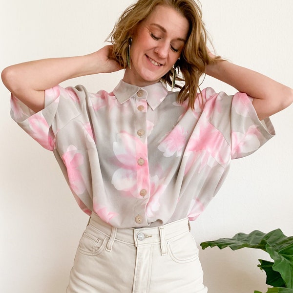 Vintage short-sleeved women's blouse gray with XXL flowers in pink / pastel, 70s, 80s, floral, feminine, slow fashion, unique