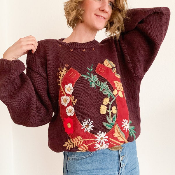 Vintage Damen Pullover in Bordeauxrot mit Blumenstickerei & Hufeisen-Applikation, Trachtenmode, floral, Unisex, Slowfashion, Oversize