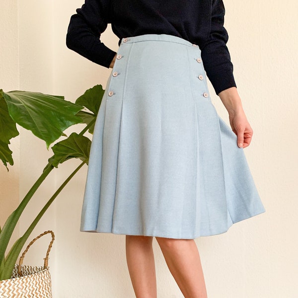 Vintage Faltenrock in A-Linie in hellblau mit seitlichen Knopfleisten, Taillenrock Slowfashion, Highwaist, Second Hand, Unikat, feminin