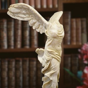 Estatua. Victoria de Samotracia. 14.57in. Terminación mármol. Fabricado a mano en Europa.
