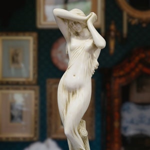Venus awakening. 50 cm (19.68 inches).Marble finish. Made in Europe