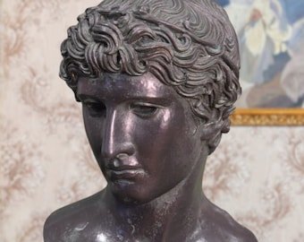 Bust of a victorious athlete. 38 cm (14.96 inches). Bronze patina. Made in Europe