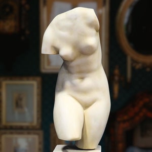 Torso de Venus. 16.53in. Terminación mármol. Fabricado en Europa