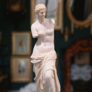 Estatua “Venus de Milo”. Altura: 18.5in. Terminación mármol. Fabricado a mano en Europa.