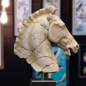 Escultura de cabeza de caballo. Altura: 31 cm (12,2 pulgadas). Mármol moldeado. Reproducción de arte antiguo.