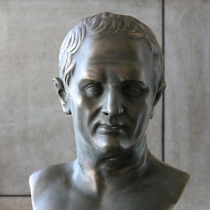 Bust Cicero. Molded marble, bronze patina. Height: 20,9 in. Handmade in Europe.