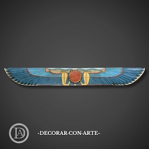 Peut inclure: Un relief mural horizontal présentant un disque circulaire rouge central flanqué de deux ailes bleues symétriques aux textures de plumes détaillées. Le design inclut des accents dorés et des figures de cobra stylisées sous le disque, avec le texte DECORAR CON ARTE.