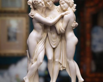 Escultura Las Tres Gracias. 25 cm.  (9.8 in) Reproducción en mármol moldeado. Hecho a mano en Europa