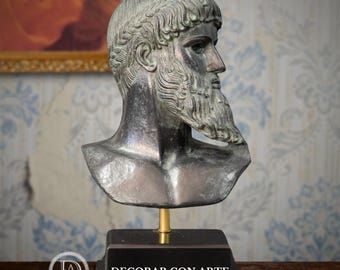 Op de afbeelding: Een bronzen buste van een bebaarde man met een lauwerkrans, gemonteerd op een zwarte voet met een goudkleurige steel. De buste heeft gedetailleerde gelaatstrekken en is een klassieke sculptuur. De voet heeft de tekst "-DECORAR.CON.ARTE-".