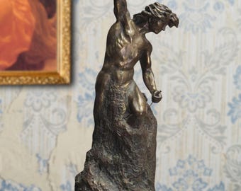 Escultura “El hombre hecho a si mismo”. Pátina de bronce. 22.44 in. Fabricado a mano en Europa.