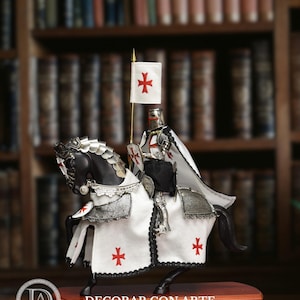 Figura de caballero templario hecha a mano: decoración medieval a caballo