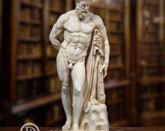 Puede incluir: Estatua de mármol blanco de un hombre musculoso con barba, sosteniendo una tela drapeada. La estatua está sobre una pequeña base con el texto "-DECORAR CON ARTE-". El fondo es una biblioteca borrosa.