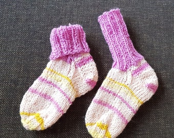 19 20  rosa pink gelb bunte krempel Babysöckchen Babysocken gestrickte Socken handgestrickt Kinder