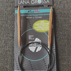 Könnte beinhalten: Rundstricknadeln von Lana Grossa mit Holzspitzen und schwarzem Kabel. Die Verpackung weist eine Länge von 80 cm und einen Durchmesser von 7,0 mm auf. Geeignet für Strickprojekte.