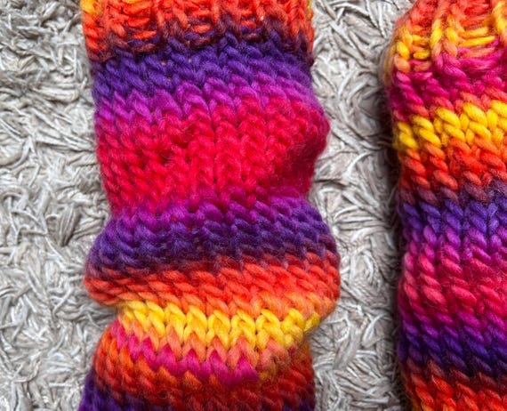 Weiche lila rot pink orange gelb bunt gestrickte Beinstulpen one