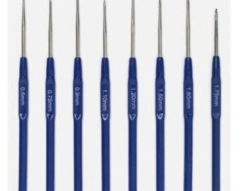 Könnte beinhalten: Set mit 10 Häkelnadeln mit blauen Griffen und silbernen Metallspitzen. Die Häkelnadeln sind mit Größen von 0,5 mm bis 1,75 mm gekennzeichnet.