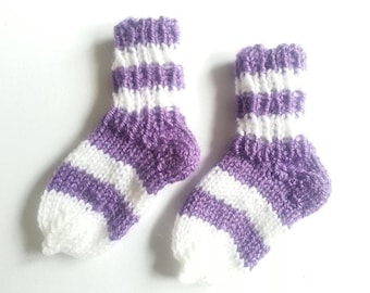 0-4 Monate lila weiß gestreift Babysocken Söckchen gestrickte Socken handgestrickt