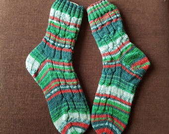 42 43 grün rot hellgrün bunt gestreifte gestrickte Socken Männer handgestrickt Herren Wollsocken Stricksocken