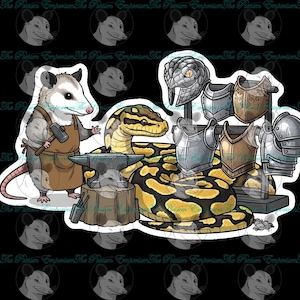 Op de afbeelding: Een sticker met een cartoon opossum smid met een hamer en aambeeld, naast een grote slang en diverse stukken harnas. De slang is geel en zwart. Het harnas is zilver en bruin.