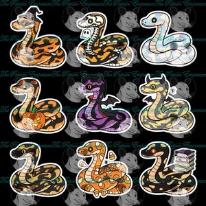 Op de afbeelding: Negen kleurrijke slangenstickers met Halloween-thema's. Elke slang heeft unieke ontwerpen, waaronder een heksenhoed, skelet en pompoen. De slangen zijn in verschillende kleuren, zoals oranje, paars en blauw, met gedetailleerde patronen.