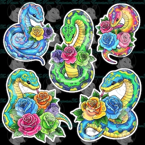 Peut inclure: Plusieurs autocollants de serpents colorés, chacun avec un design unique. Les serpents sont ornés de roses de différentes couleurs, dont le bleu, le rose, le jaune et le violet. Les autocollants ont une bordure blanche sur fond noir.