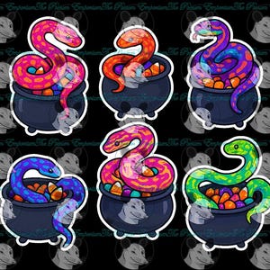 Puede incluir: Conjunto de seis pegatinas de serpientes coloridas. Cada pegatina presenta una serpiente enroscada alrededor de un caldero lleno de caramelos de maíz. Las serpientes son de varios colores, incluyendo rosa, naranja, azul y verde. El caldero es negro.