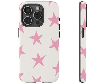 Pode incluir: Uma capa de telefone branca com um padrão de estrelas rosa. A capa tem um acabamento brilhante e um módulo de câmera preto. A vista lateral mostra o perfil fino da capa, com o padrão de estrelas continuando.