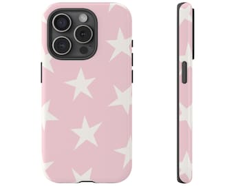 Pode incluir: Uma capa de telefone rosa com um padrão de estrelas brancas. A capa tem um acabamento brilhante e um recorte para a câmera na parte traseira. A vista lateral mostra a espessura e os botões.
