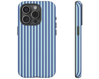 Può includere: Custodia per telefono a righe blu chiaro e blu navy. La custodia è mostrata frontalmente e lateralmente, evidenziando il motivo a righe verticali. La custodia ha un ritaglio per la fotocamera e pulsanti laterali.