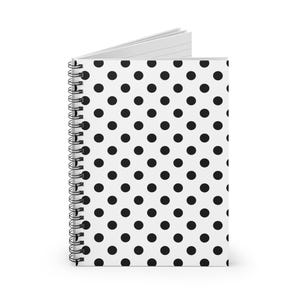 Peut inclure: Un cahier à spirale avec une couverture blanche ornée d'un motif de pois noirs espacés. Le cahier est ouvert, révélant les pages blanches lignées à l'intérieur. La reliure spirale est noire.