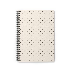 Pode incluir: Um caderno de espiral com uma capa na cor creme, apresentando um padrão repetitivo de pequenos pontos pretos espaçados uniformemente. A encadernação de arame metálico preto está localizada no lado esquerdo do caderno retangular.