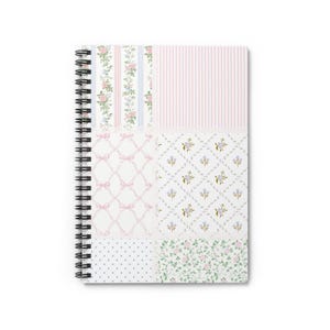 Può includere: Quaderno a spirale con un design patchwork. La copertina presenta vari motivi, tra cui fiocchi rosa, stampe floreali e strisce verticali. Il design del quaderno incorpora colori pastello, creando un'estetica vintage.