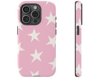 Pode incluir: Uma capa de telefone rosa com um padrão repetido de estrelas brancas. A capa tem um acabamento brilhante e um módulo de câmera preto. A vista lateral mostra o perfil fino da capa e o padrão de estrelas.